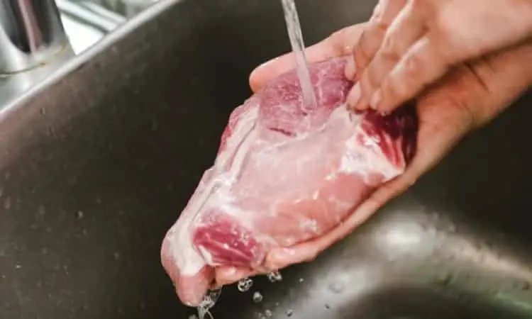 Costuma jogar água na carne