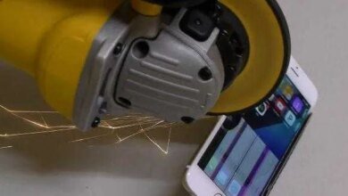 Homem serra IPHONE ao meio e resultado é INACREDITÁVEL.