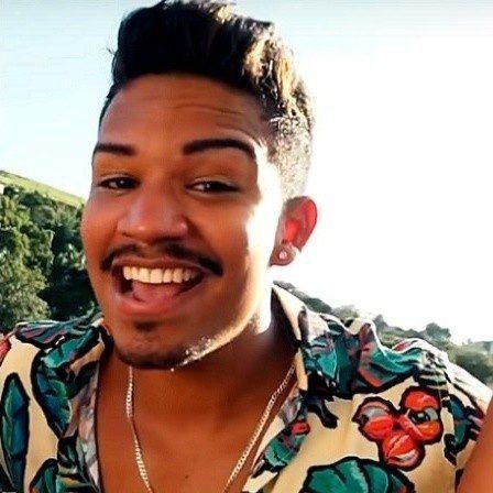luis sales no topa tudo por dinheiro em 2000 e no clipe probleminha lancado em maio de 2019