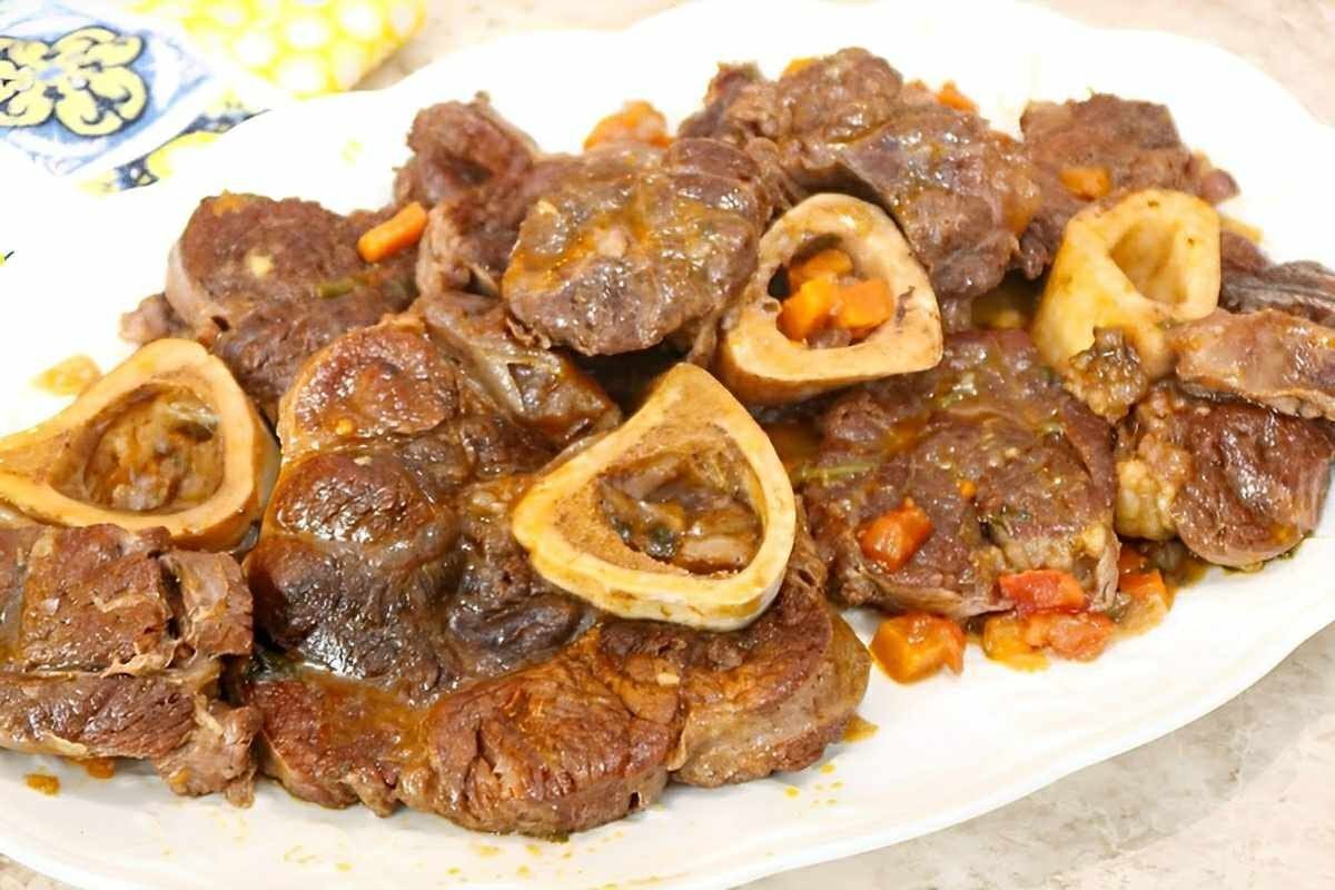 Ossobuco de panela de pressão saboroso e suculento para servir no almoço ou jantar