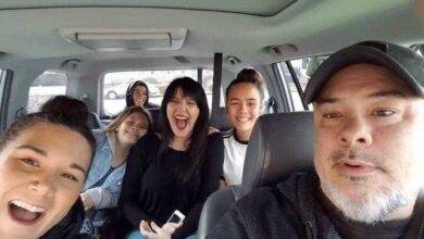 Pai tira foto com suas filhas no carro, e eles ficam em choque quando encontram esse homem no banco de trás!