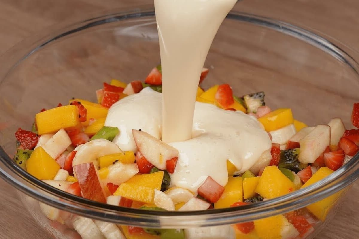 Salada de frutas cremosa uma sobremesa super refrescante e saudável
