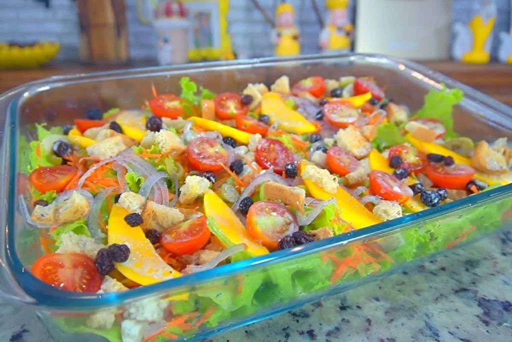 Salada tropical com molho de iogurte