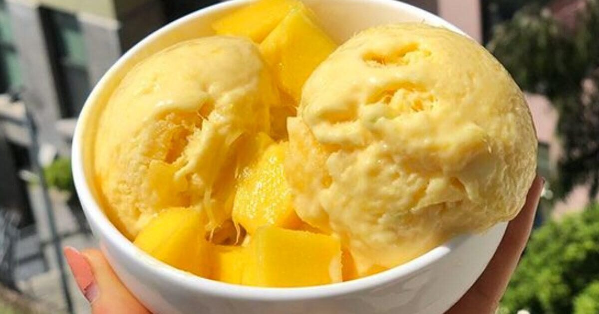 Sorvete de manga caseiro com a fruta, saudável para as crianças