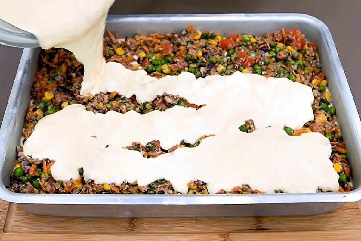 Torta de liquidificador com massa deliciosa e recheio de sardinha com legumes perfeita para o lanche