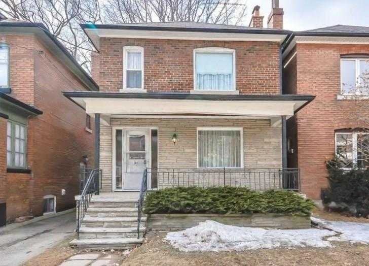 14667 1 - Uma senhora de 96 anos quer vender sua casa. O corretor não acredita no que encontrou dentro