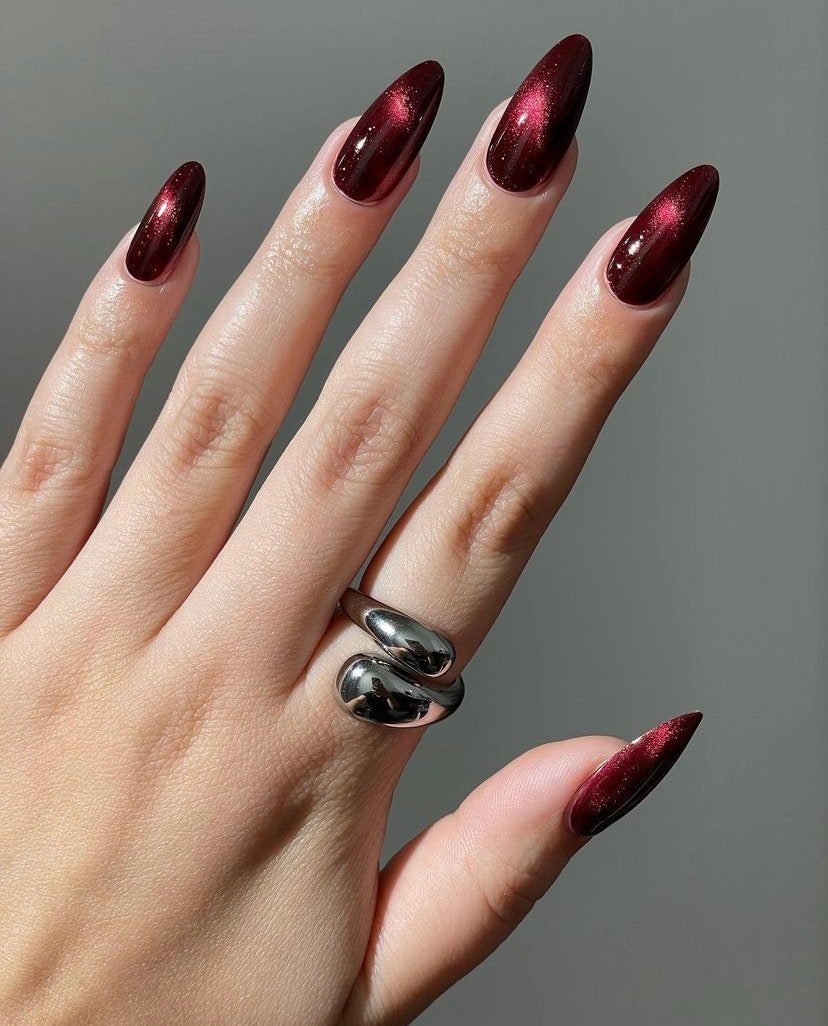 Unhas vermelhas com efeito aveludado
