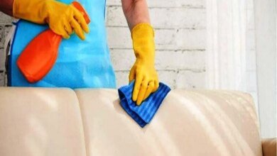 Mistura caseira para limpeza de sofás e móveis estofados