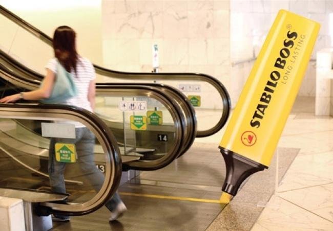 1638064454 405 16 Iconicas propagandas feitas em escadas rolantes