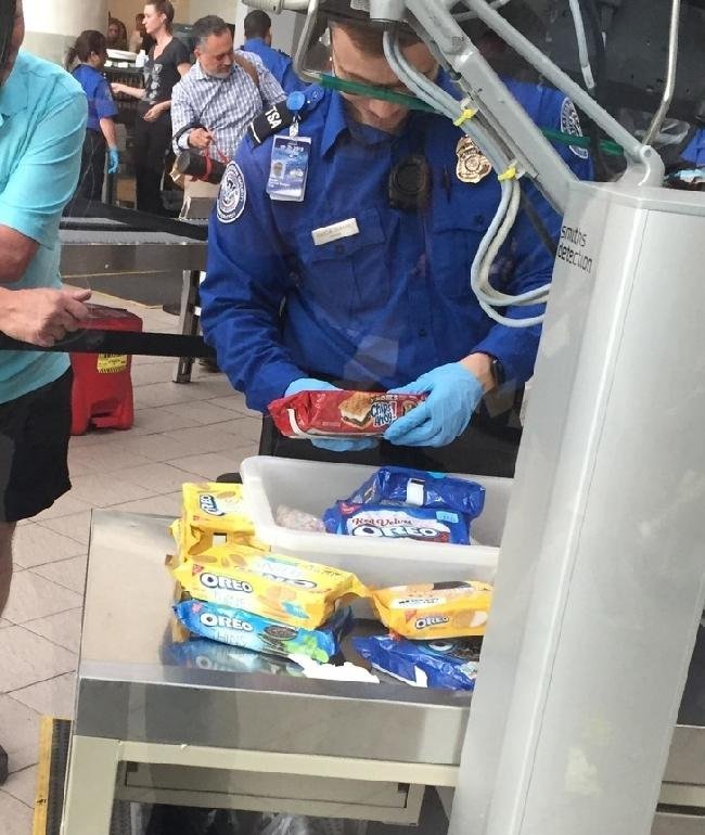 1636385635 334 16 Pessoas que entendem que aeroportos sao uma aventura inesperada