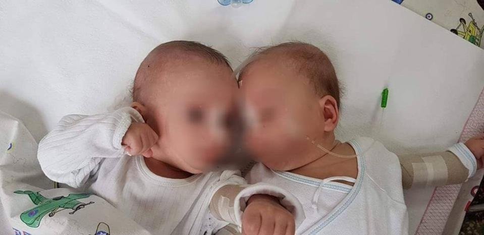 1550952621 105 ENFERMEIRA AMARRA BEBE DE 5 MESES NA CAMA DO HOSPITAL