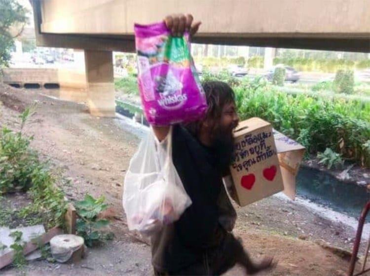 1610223695 791 Morador de rua vende limoes para alimentar seus melhores amigos