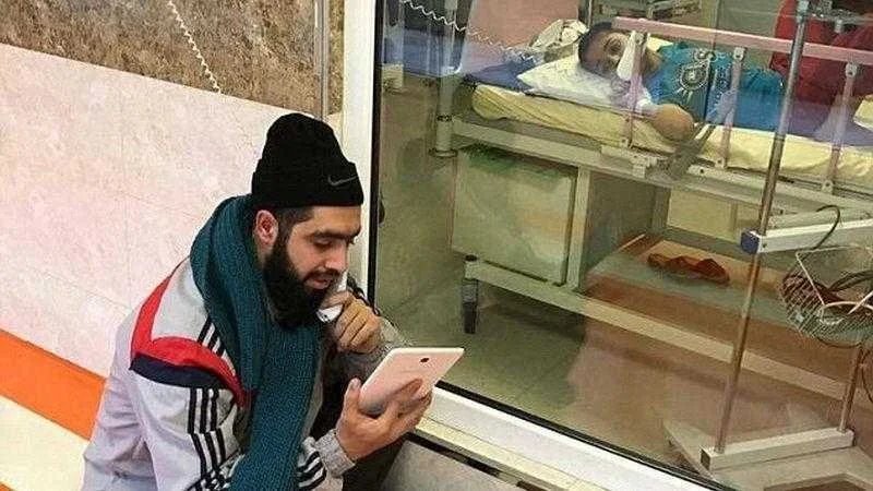 Professor visita aluno com câncer no hospital todos os dias para ensinar o conteúdo da escola