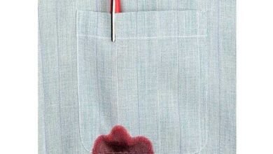 Imagem de mancha de tinta de caneta vermelha em bolso de camisa