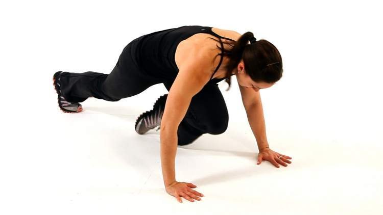 Mountain Climbers é um dos exercícios para movimentar o corpo inteiro e emagrecer