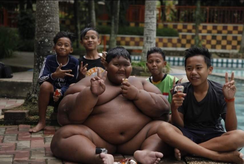 1614045238 740 Menino mais gordo do mundo que pesava 190 quilos passa