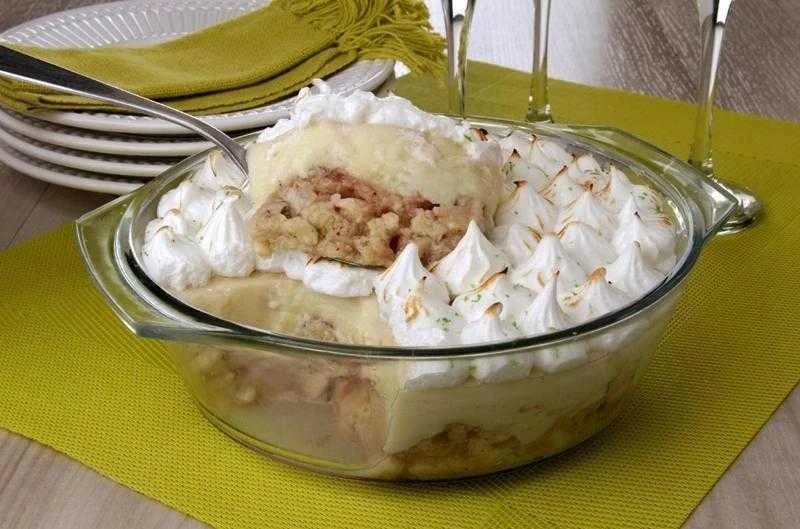 Doce de banana com creme e suspiro