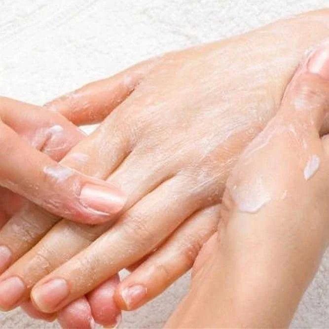 4 dicas para esfoliar as maos e bracos