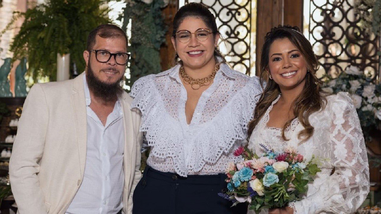 Tio de Marília Mendonça com a cantora e a esposa - Foto: Reprodução