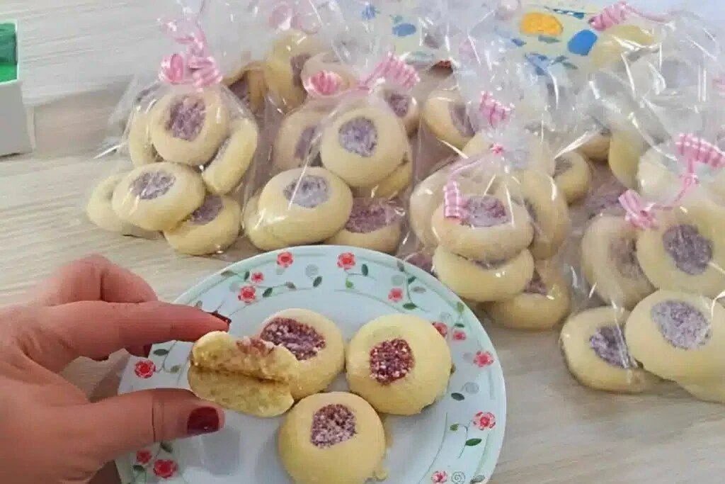 Biscoitinho amanteigado de 3 ingredientes com recheio de goiabada para servir com chá ou café