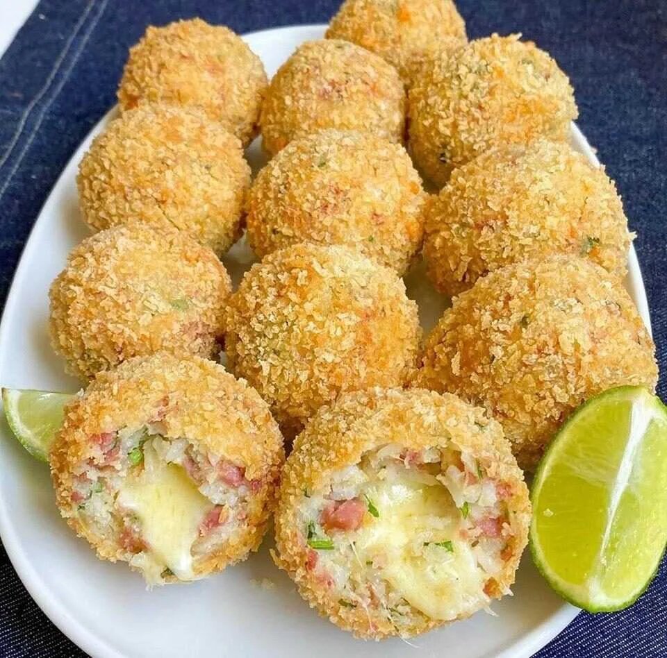 Bolinho de arroz com queijo e calabresa