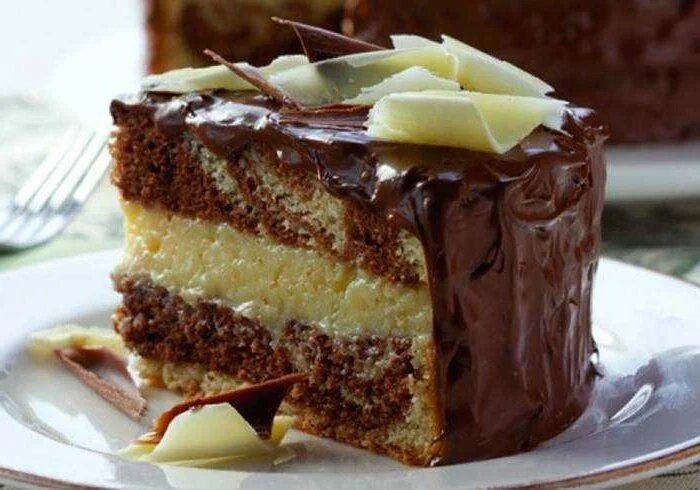 Bolo de Chocolate Recheado com Beijinho