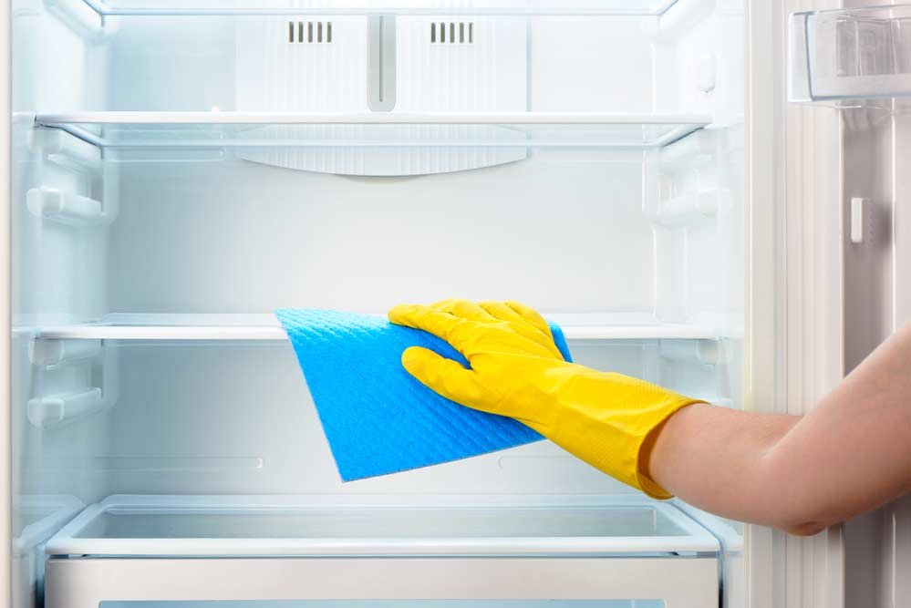 como limpar geladeira por dentro e por fora Limpeza de geladeira por dentro