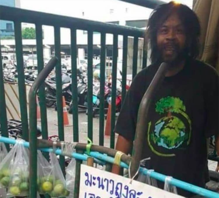 Morador de rua vende limoes para alimentar seus melhores amigos