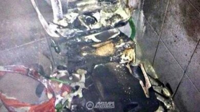 Mulher explode o banheiro para tentar matar uma única barata s