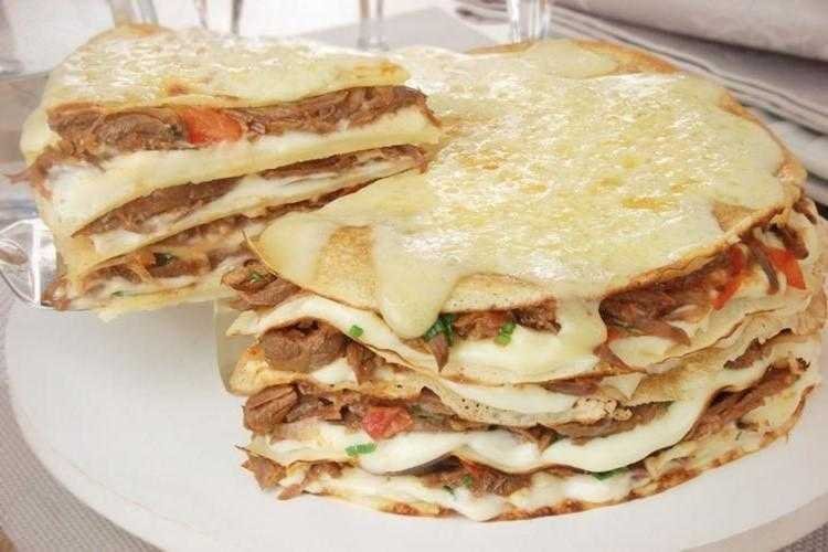 Torta de panqueca com carne gratinada