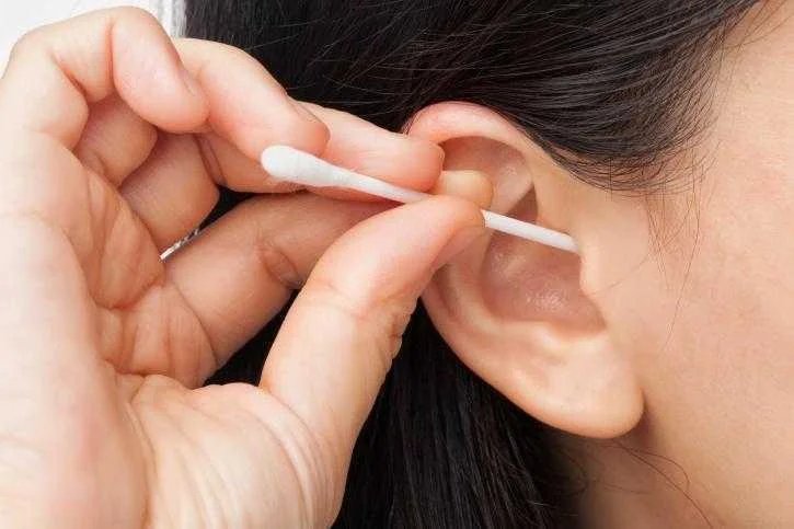 Uso de cotonete pode perfurar o tímpano D