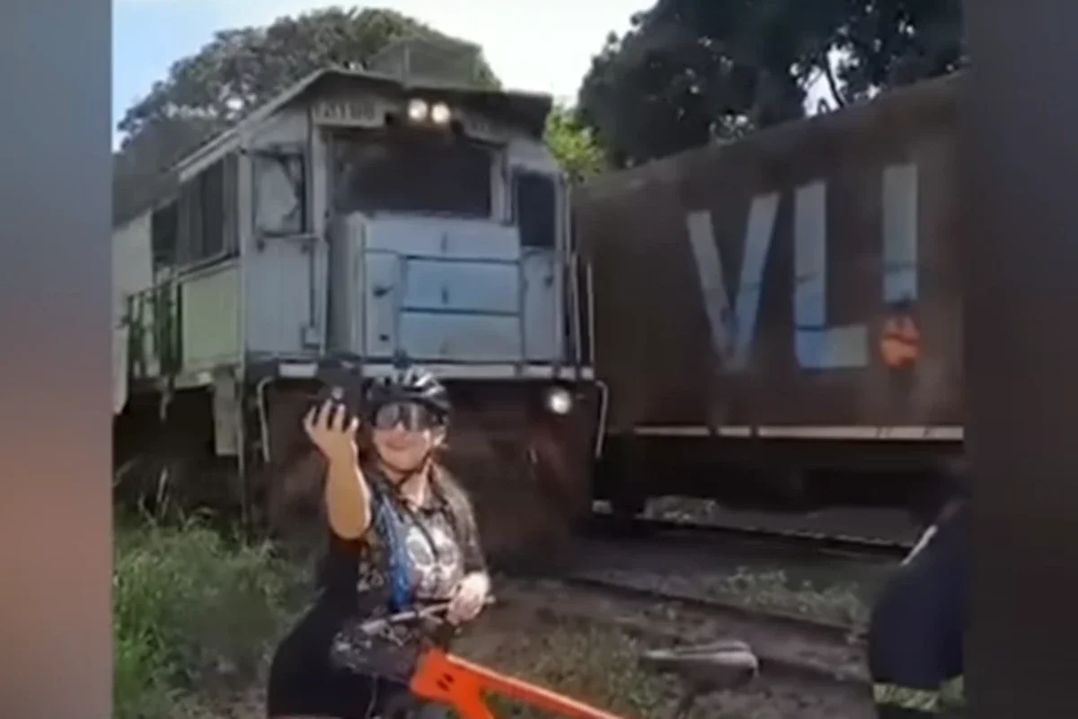 Vídeo: ciclista faz selfie perigosa na frente de trem, maquinista buzina sem parar, mas o pior acontece