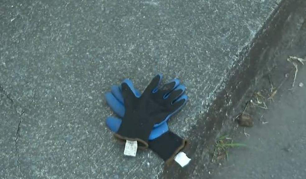 Luvas em rua onde gari foi morto enquanto trabalhava em Vista Alegre, em Belo Horizonte — Foto: Reprodução/TV Globo