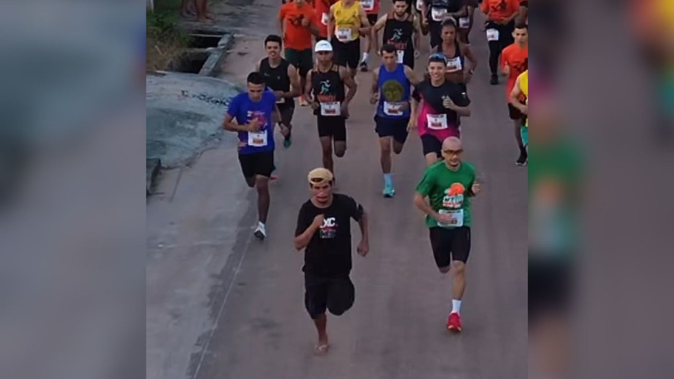 video apos viralizar correndo bebado e de chinelo homem volta Homem embriagado invade corrida de rua usando chinelos no Pará — Foto: Redes Sociais