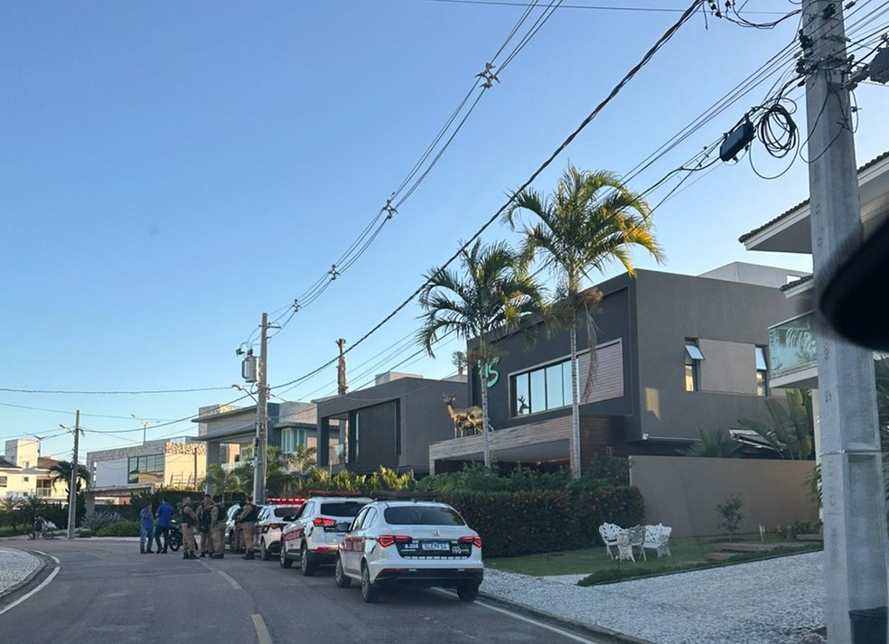 video hytalo santos esvazia casa e foge com equipamentos para Polícia está em frente ao condomínio de Hytalo Santos, em João Pessoa — Foto: TV Cabo Branco