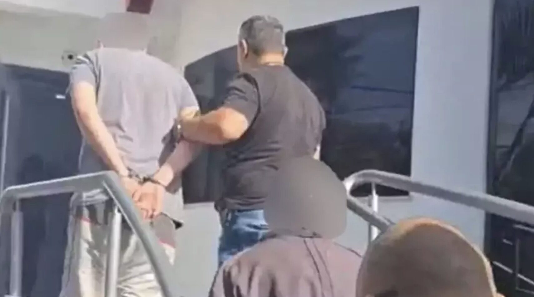 Pais são presos após manterem filha trancada em quarto por seis anos